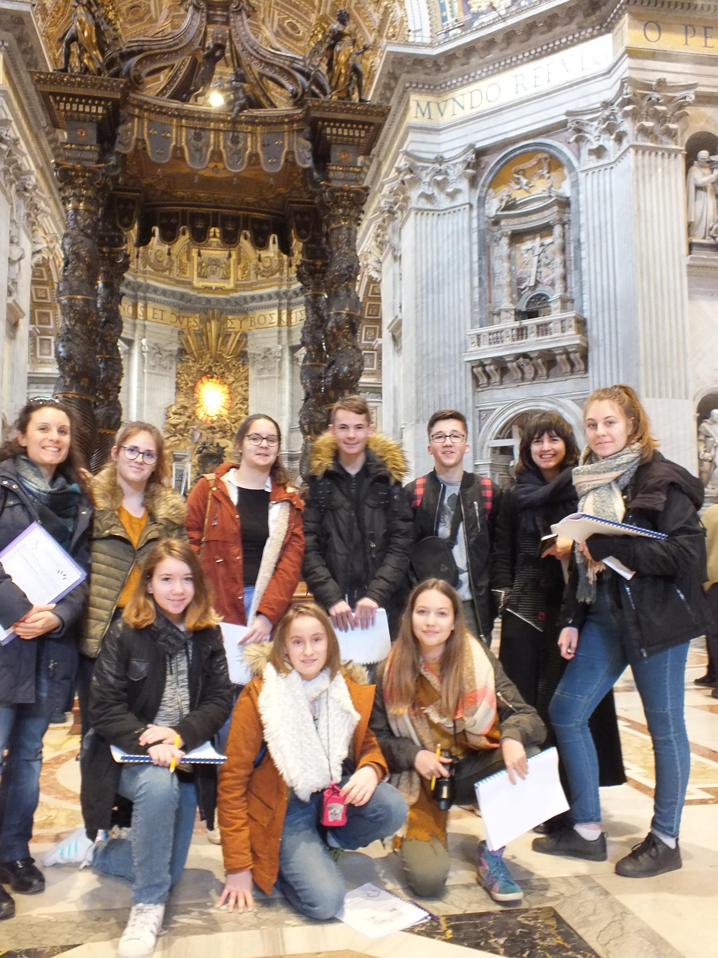 devant le Baldaquin dans la Basilique Saint Pierre.JPG