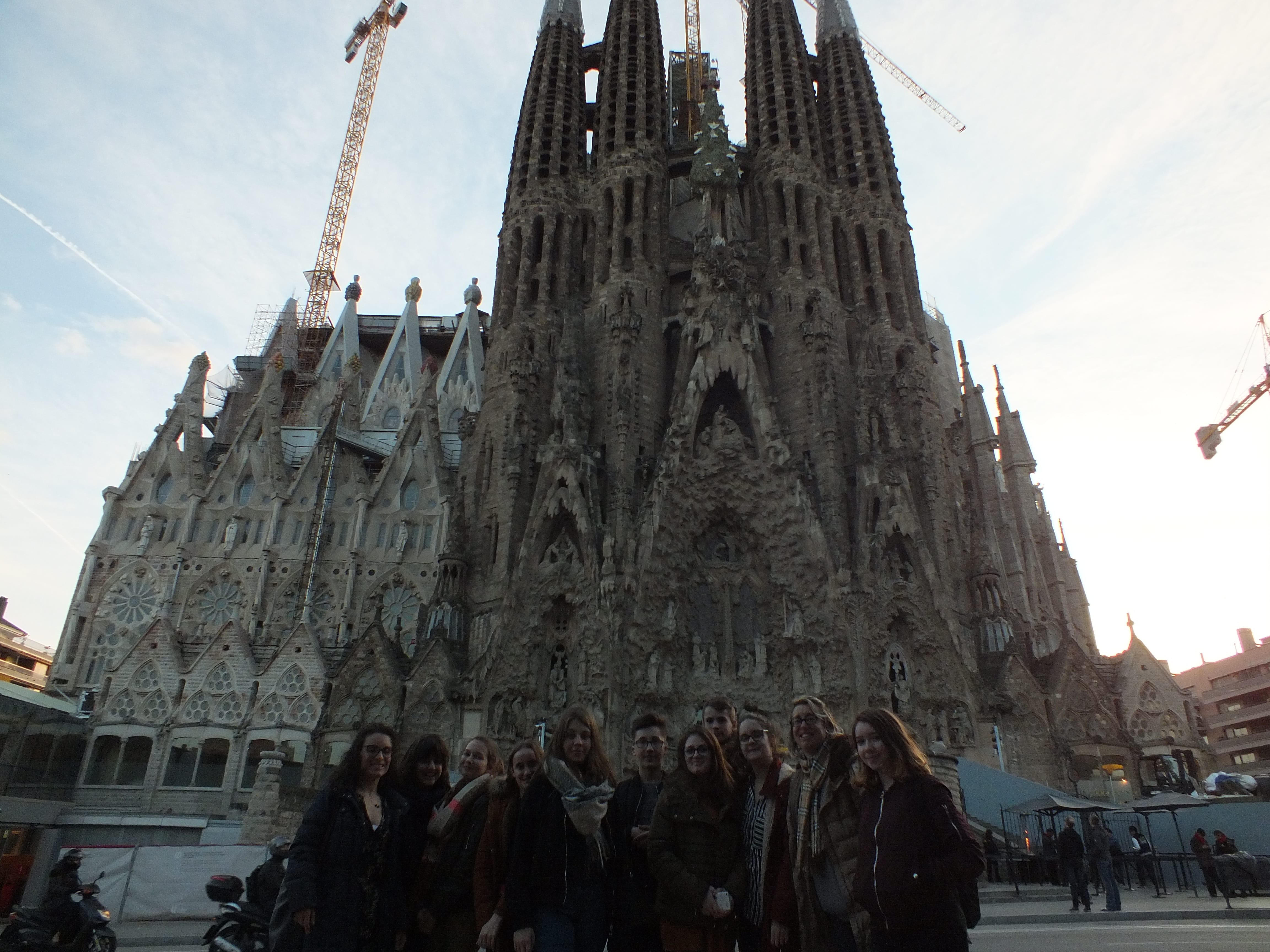 ensemble devant la Sagrada Familia.JPG